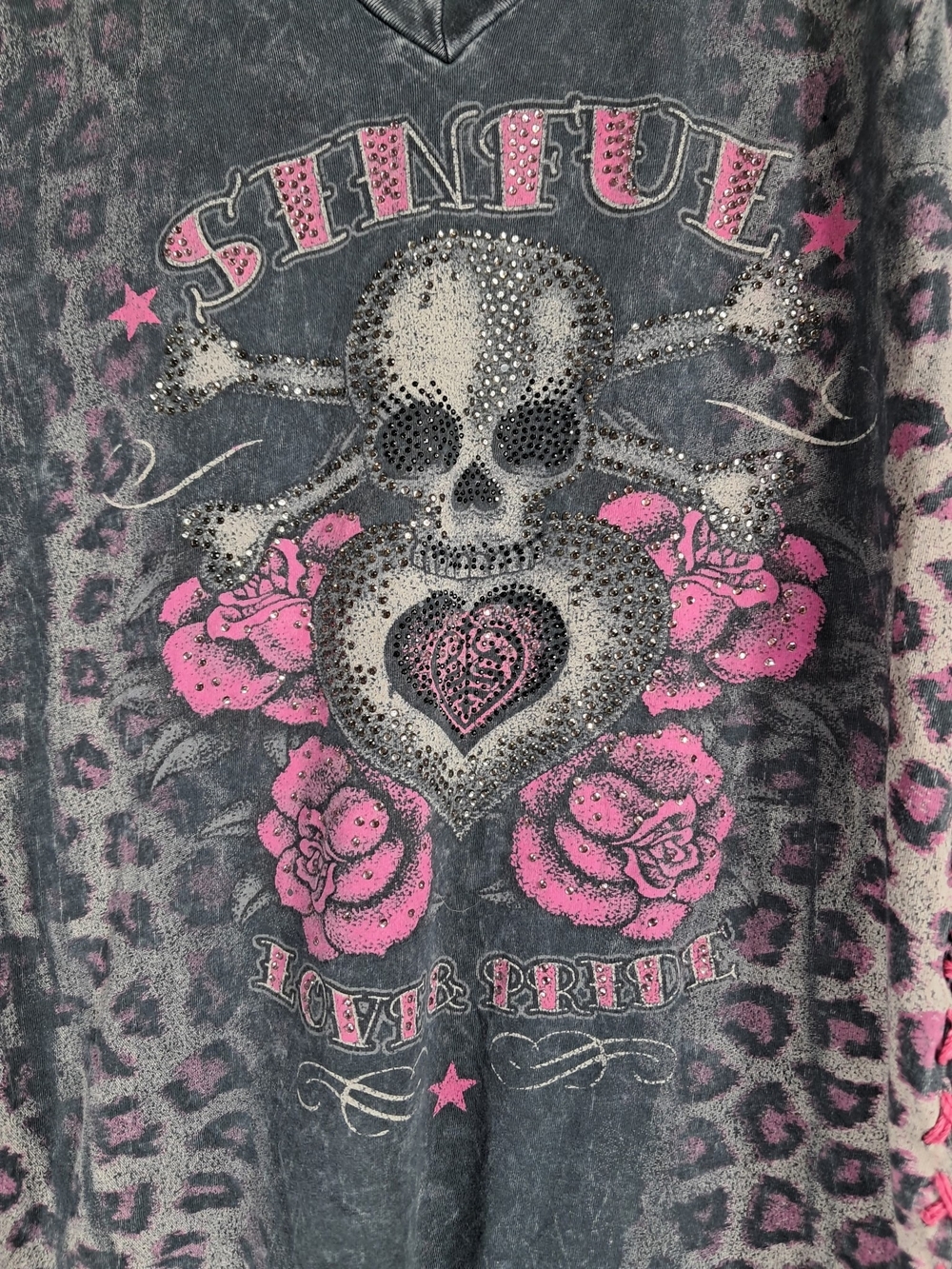 Affliction Women's Black and Pink Leopard Skull V-Neck Graphic Tee Size L - Picture 3 of 5